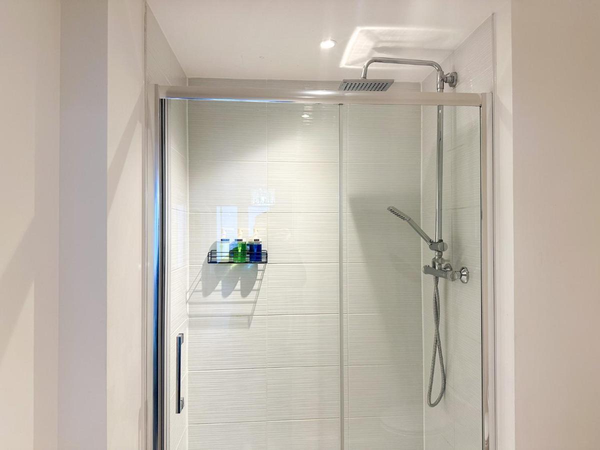 Luxury 2 Bedroom City Centre Apartment - Secure Parking - Amazing Location! 캔터베리 외부 사진